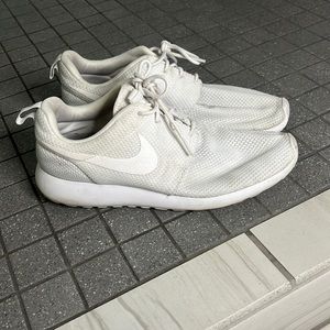 Nike men’s size 9 white shoes